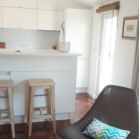Modern Cosy Flat With Terrace In Campo De Ourique. *