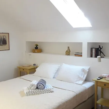 Modern Cosy Flat With Terrace In Campo De Ourique. Lisboa